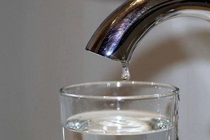 Apa de robinet formează învelișuri protectoare pe produsele de plastic de uz casnic, protejând de microplastice dăunătoare