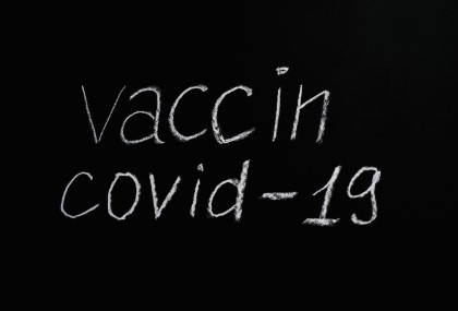 Care sunt factorii care influențează decizia de a accepta sau de a respinge vaccinul împotriva COVID-19?