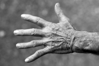 Ce se întâmplă cu mâinile noastre pe măsură ce îmbătrânim?