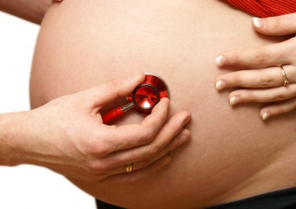 Expunerea la diverse amestecuri de substanțe chimice în perioada sarcinii modifică dezvoltarea creierului copilului