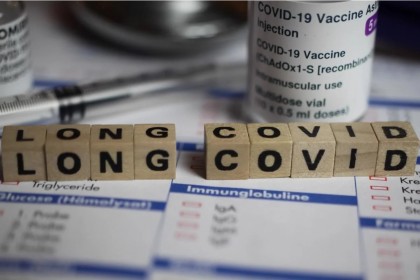 COVID-19 de lungă durată poate determina mai mult de 100 de simptome, afirmă cercetătorii