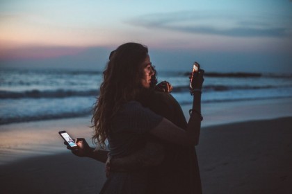 Phubbing = când te ignoră în favoarea telefonului