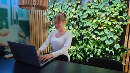 Pereții verzi din interiorul birourilor diversifică microbiomul tegumentar al angajaților