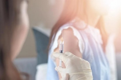Vaccinarea recentă împotriva gripei este asociată cu o reducere a riscului de infecție cu SARS-CoV-2 și a severității COVID-19