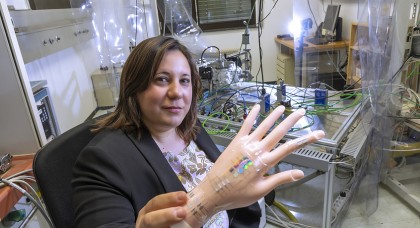 Fizicienii au dezvoltat un material hibrid multi-senzorial: pielea electronică inteligentă