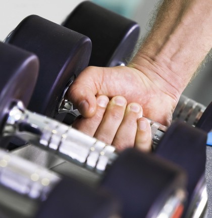 Antrenamentul de rezistență și restricția calorică ar putea ajuta la reducerea greutății corporale