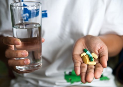 Studiu: Majoritatea clinicienilor nu urmează recomandările de a nu prescrie antibiotice pentru bacteriuria asimptomatică