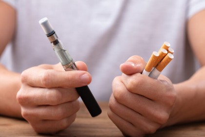 Fumătorii care încearcă să renunțe la țigările tradiționale ajung adesea să fumeze simultan țigări electronice și tradiționale