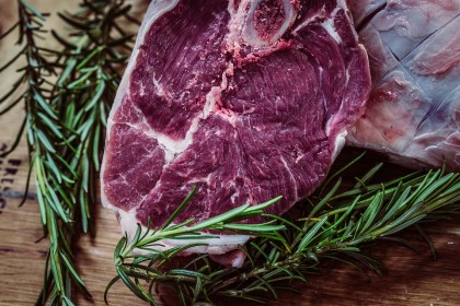 Riscul crescut de apariție a bolilor cardiace din carnea roșie poate proveni din răspunsul microbilor intestinali la digestie