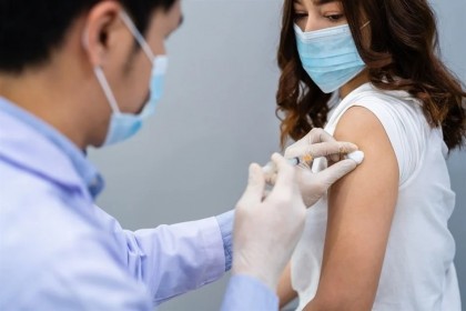 Vaccinarea împotriva COVID-19 la orele dimineții sau după-amiaza oferă cele mai mari beneficii clinice