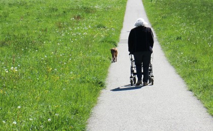 Izolarea socială în comunitățile de vârstnici reprezintă un factor de risc pentru demență
