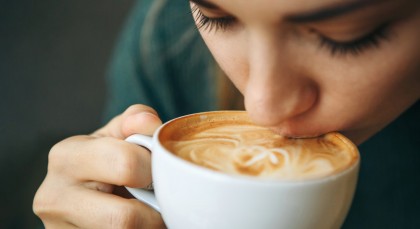 Cum putem amplifica efectul antiinflamator al alimentelor? Secretul ar putea sta într-o cafea cu lapte