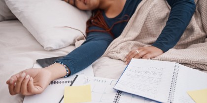 Somnul din timpul nopții este esențial pentru succesul academic la începutul facultății