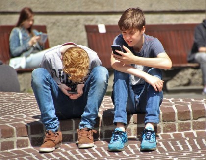 Reducerea utilizării rețelelor sociale îmbunătățește imaginea de sine la adolescenți