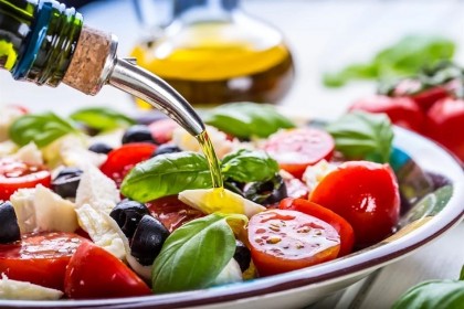 Riscul de demență, redus cu 23% în rândul celor care urmează dieta tradițională de tip mediteraneean