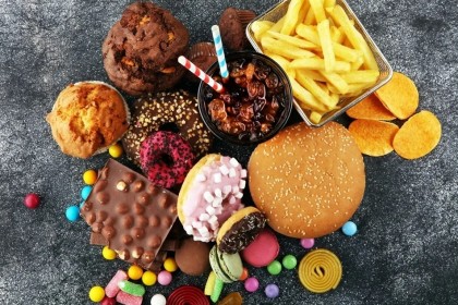 Intervențiile simple pot ajuta la reducerea consumului de fast food