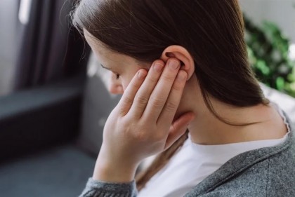 Tinitusul sau țiuitul în urechi ar putea duce la pierderea auzului? (studiu)