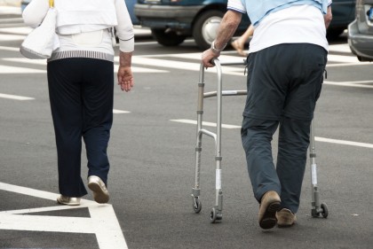 Dificultățile în mersul pe jos poate dezvălui un risc crescut de fracturi la vârstnici