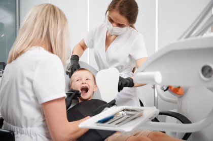 Prima vizită la dentist a copilului - sfaturi și indicații pentru părinți