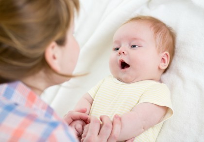 Bebelușii folosesc perioada în care sunt neputincioși pentru a învăța modele fundamentale puternice