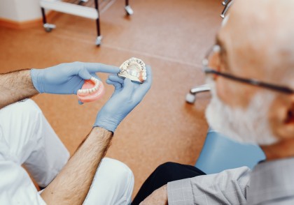 Microbiomul submucos corelează cu severitatea peri‑implantitei