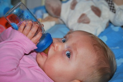 Când pot să-i dau bebelușului să bea apă?
