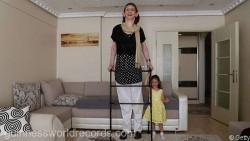 Cea mai înaltă femeie din lume este din Turcia şi are peste 2,15 metri
