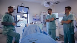 Spitalul MedLife Humanitas din Cluj a testat și se pregătește să implementeze cea mai performantă tehnologie robotică din lume folosită în chirurgia spinală