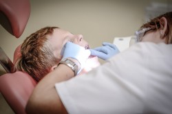 Cum prevenim frica adolescentilor si copiilor de dentist?