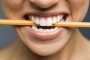 Zâmbetul: cum influențează creierul un creion ținut între dinți