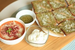 Supă cremă de roșii cu bacon, parmezan și sos pesto