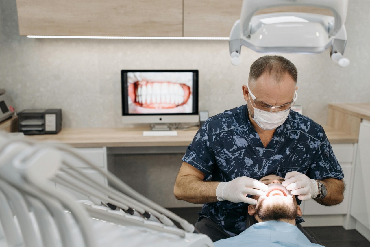 Implant dentar