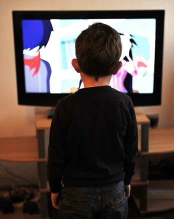 Mai mult de 3 ore pe zi în fața ecranului pot crește riscul de diabet la copii